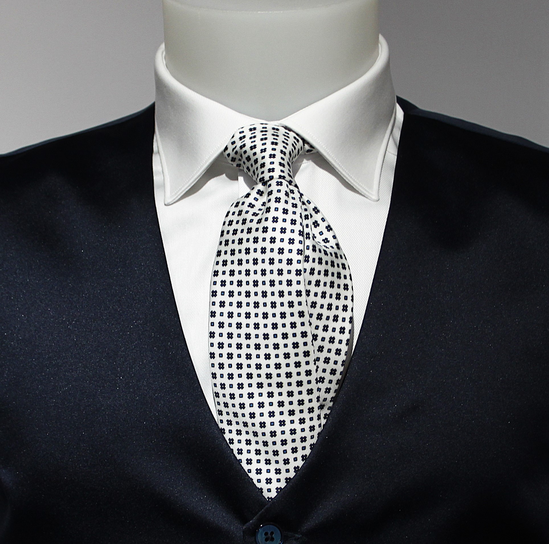 CRAVATTA Piazza di SPAGNA - VISCOSA - BIANCA CON MICROFIORELLINO BLU SCURO - 39,00_ - MOREAL ROMA (1)